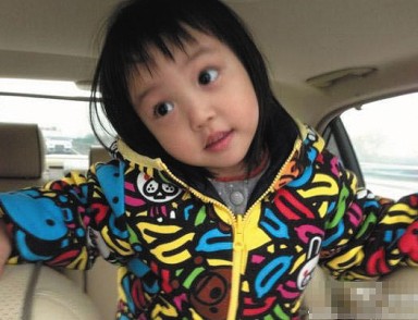 赵薇女儿小四月近照