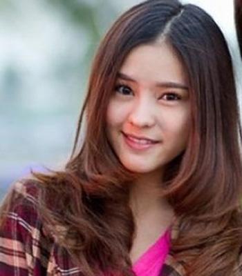  Aom Aom��1975��6��17�ճ�����̩����Ƥ���ǽ�����С��ɫ���Ըе����ĸ�����Aom�������޷��ֵ������Ĵ�����Ʒ�С�����ÿһ�졷�ȡ�