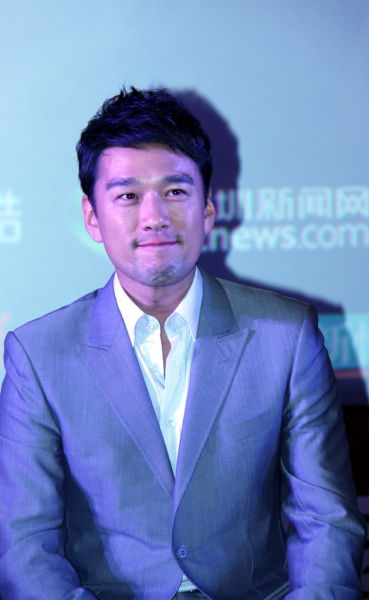 ��ҫ�������1974��7��15�գ���̨�����ˣ��漮��ɽ������ҫ��ӵ��178cm�����ߣ���ҵ�ڸ��ʴ�ѧ��  