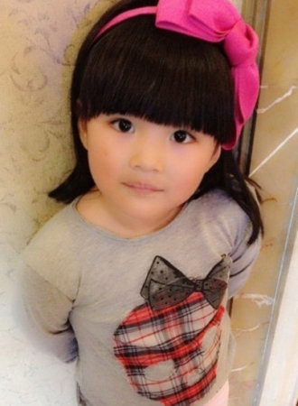 NO3王诗龄 王诗龄也是凭着《爸爸去哪儿》这个节目而走红,妈妈是主持人李湘,爸爸是导演王岳伦,就连女儿也是童星,这一家子真的是“艺术之家”呢。