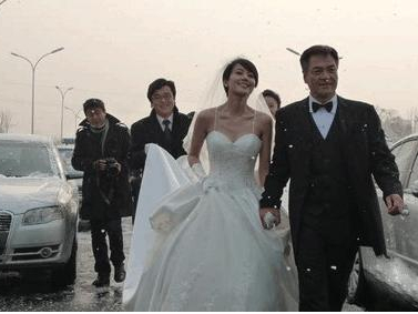 ����,����