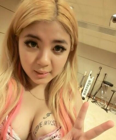 ����,����