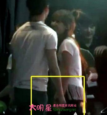 ����,����